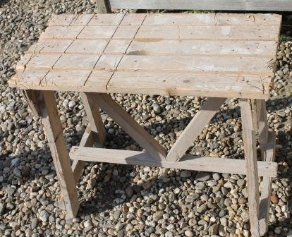 Oude houten (zaag)tafel, brocante bijzettafel 2