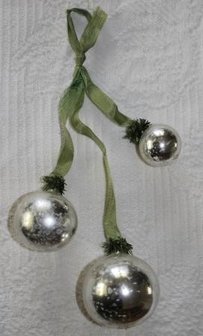 Oude kersthanger 3 maten ballen aan groen lint