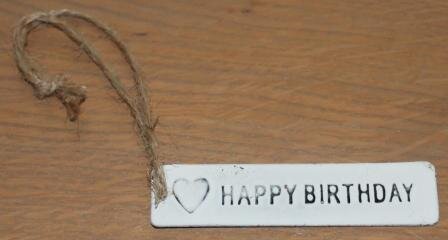 Label wit metaal Happy Birthday en hartje