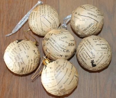 Brocante kerstballen met oud tekst papier