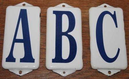 Oude witte emaillen plaatjes ABC blauwe letters set