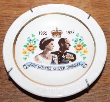 Oude brocante schotel Queens Silver Jubilee 1952-1977