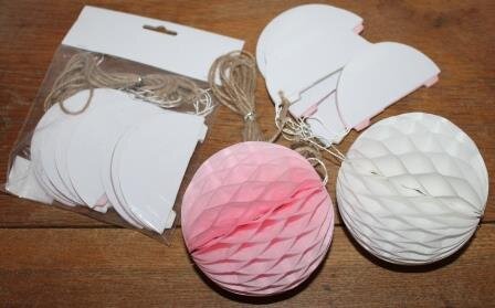 8 Papieren kerstballen aan slinger witte roze honeycombs