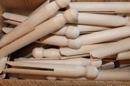Oude vintage brocante houten wasknijpers ronde kop nostalgische hobbymateriaal klemmen wooden pegs