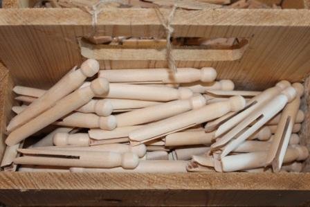 Oude vintage brocante houten wasknijpers ronde kop nostalgische hobbymateriaal klemmen wooden pegs 1