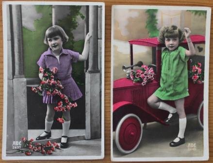 2 Oude brocante ansichtkaarten vintage meisjes ingekleurd