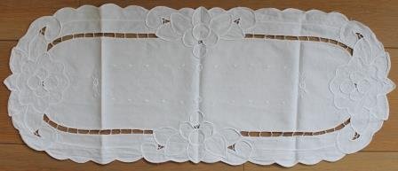 Oud wit ovaal brocante tafelkleedje bloemen 68x26 cm