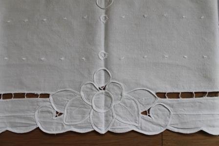 Oud wit ovaal brocante tafelkleedje bloemen 68x26 cm