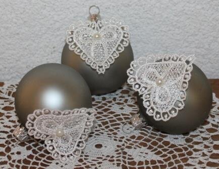 Brocante matte grijze kerstballen met kanten hartje