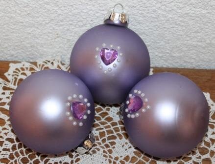 Brocante matte paarse kerstballen strass hartje pareltjes