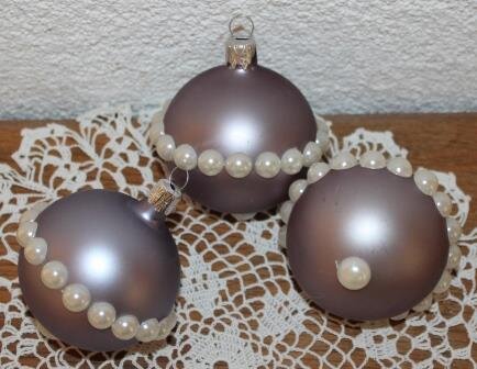 Brocante matte lila kerstballen met parels rondom