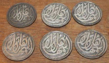 Oude set v 6 zilverkleurige metalen onderzetters Arabische tekst
