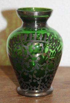 Oude brocante groene glazen vaasje zilver overlay 1