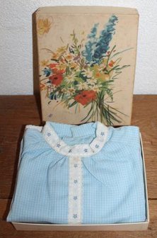 Oud brocante bloemen verpakkingsdoosje met babykleding