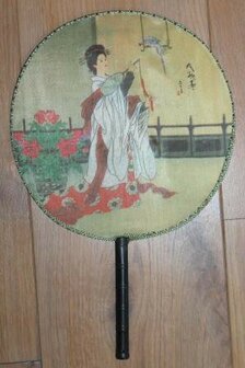 Oude brocante waaier Japanse Geisha dame met vogel