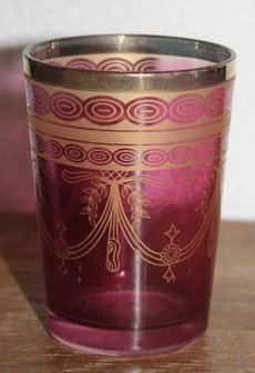 Brocante theeglaasje, paars glas met goud decor