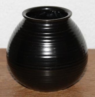 Vintage brocante zwarte geribbelde bloemenvaasje ADCO 1014