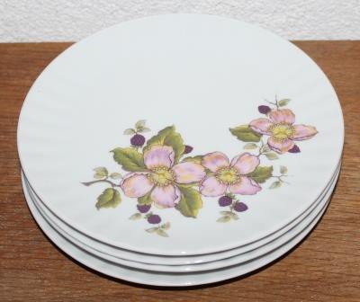 Oude vintage brocante ontbijtborden bordjes roze bloemen paarse bramen breakfast plates flowers