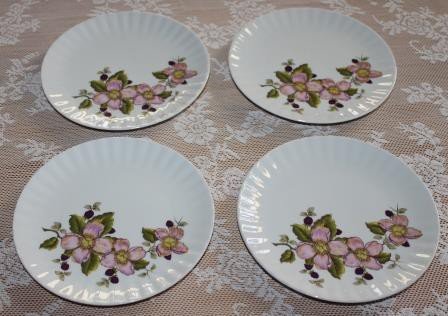 Oude vintage brocante ontbijtborden bordjes roze bloemen paarse bramen breakfast plates flowers 1