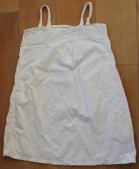 Vintage witte dames (nacht)hemdje smalle schouderbandjes