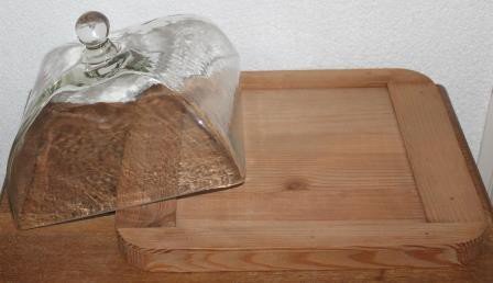 Brocante glazen stolp met oude houten kaasplank