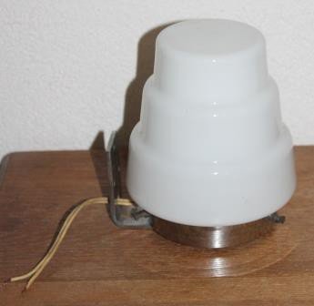 Oude vintage brocante witte melkglazen wandlampje, bajonet
