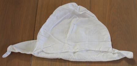 Antiek oud brocante witte stoffen kindermutsje, bonnet