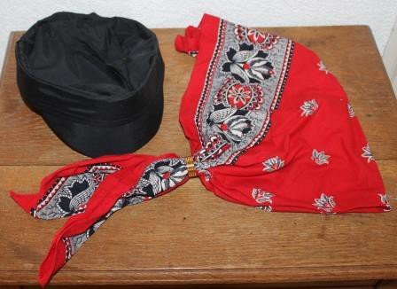 Brocante set, zwarte boerenpet, rode boerensjaal &amp; ring