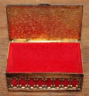 Vintage brocante jewelry box or bridal box Renoir