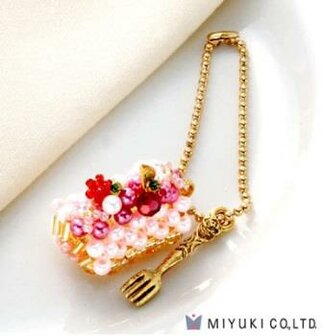 Miyuki sieradenpakketje Sweet Charms Strawberry Roll Cake hangertje