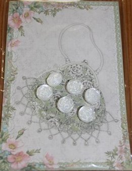 Knopenkaartje tasje met 6 witte parelmoer rozenknoopjes