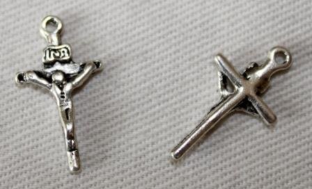 Bedeltje, hangertje kruisje met Jezus INRI, klein, zilverkl metaal