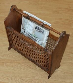 vintage brocante krantenbak tijdschriftenmand houten rattan webbing