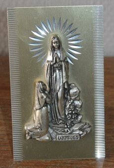 Oude vintage religieuze brocante metalen 3D schilderijtje Maria Lourdes standaard