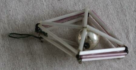 Antieke oude vintage brocante Gablonzer kerstbal ruit hanger zilveren roze witte kralen 2