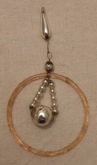 Antieke oude vintage brocante Gablonzer kerstbal lichtroze cirkel rondje hanger zilveren kralen