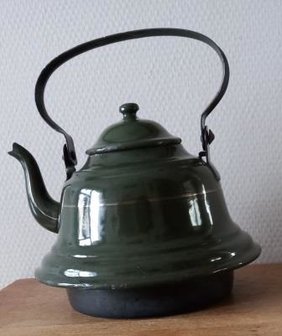 Oude vintage brocante donkergroene emaillen zakketel kachel enamel kettle