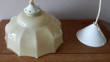 Oude vintage brocante beige glazen hanglampje - & Nij Brocante Webwinkel (Oud Nieuw Brocante)