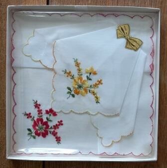 Oude vintage brocante geborduurde zakdoekjes in doosje rood rode gele geel bloemen embroidered handkerchiefs 1