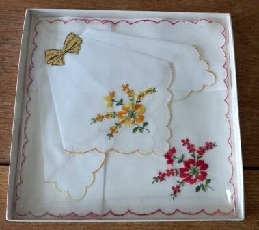 Oude vintage brocante geborduurde zakdoekjes in doosje rood rode gele geel bloemen embroidered handkerchiefs
