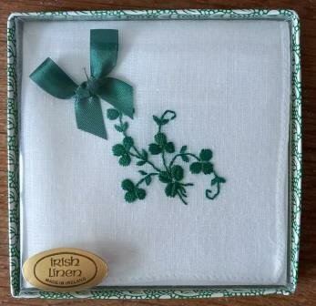 Oude vintage brocante geborduurde zakdoekjes in doosje groene klavertjes bloemen embroidered handkerchiefs Irish