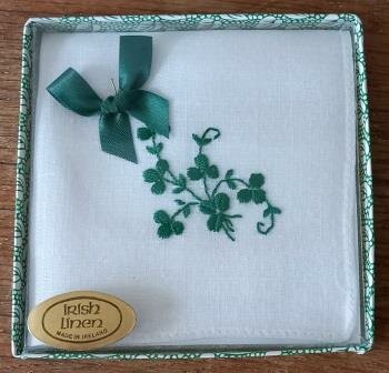 Oude vintage brocante geborduurde zakdoekjes in doosje groene klavertjes bloemen embroidered handkerchiefs Irish 2