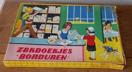 Oude vintage brocante spelletjesdoos Zakdoekjes borduren kinderen fifties box Embroidery handkerchiefs 3