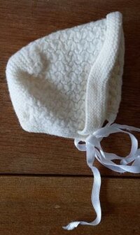 Oude vintage brocante witte ecru beige gebreide babymutsje linten bonnet crocheted hat 1