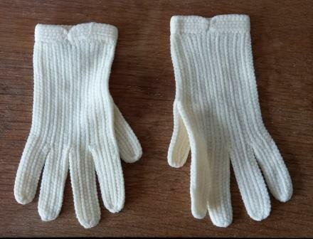 Oude vintage brocante witte beige gebreide kinderhandschoenen childrens gloves knitted boudoir 1