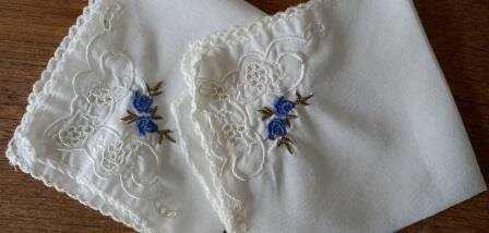 Vintage brocante witte zakdoekjes blauwe geborduurde bloemen handkerchief embroidery flowers 1