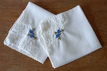 Vintage brocante witte zakdoekjes blauwe geborduurde bloemen handkerchief embroidery flowers