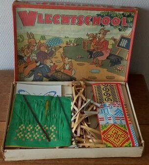 Oude vintage brocante spelletje Vlechtschool papieren stroken vlechten game weave paper strips 1