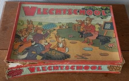 Oude vintage brocante spelletje Vlechtschool papieren stroken vlechten game weave paper strips