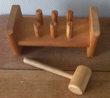 Oud vintage brocante houten hamertje tik hamerplankje toys hammer bench